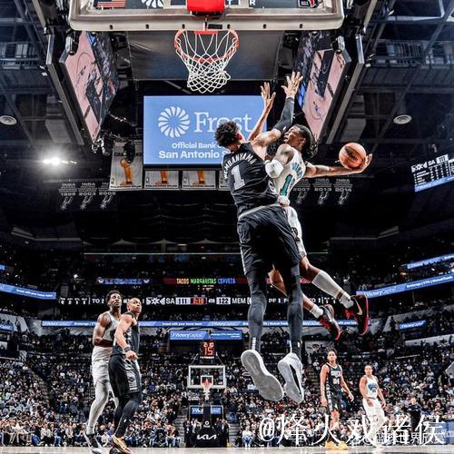 莫兰特半场6投3中，罚球1中1得到7分2篮板2助攻1抢断1盖帽