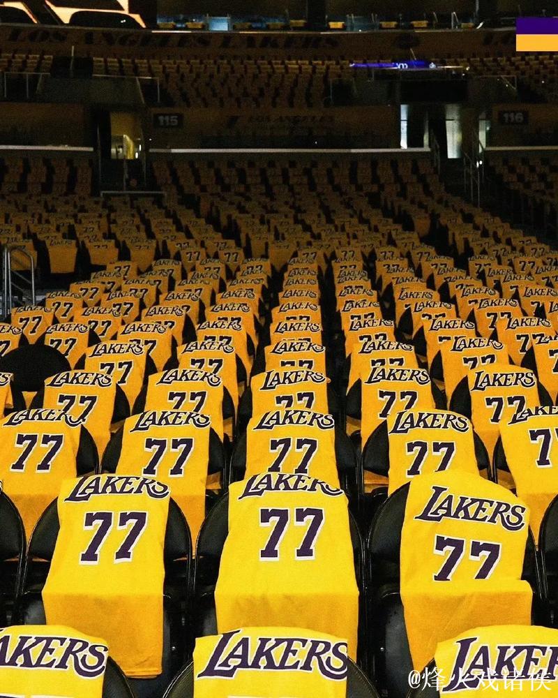 东契奇45+11+13全场制霸，库里26+10无力回天，独行侠力克勇士